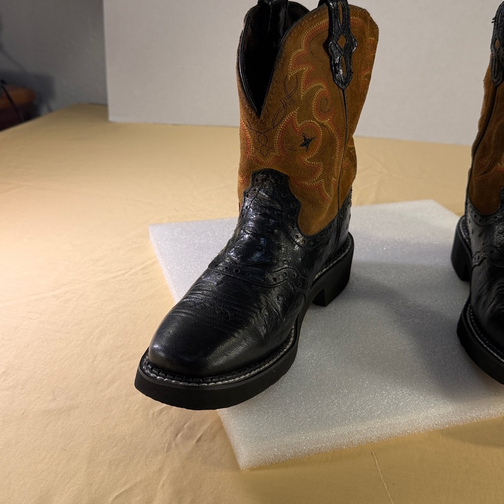Justin gypsy women’s western boots 9 1/2 inches tall size 6B - Picture 2 of 9